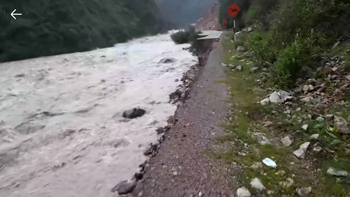 Vía hacia Antabamba se encuentra cerrada por derrumbes y colapso de 300 metros de plataforma 